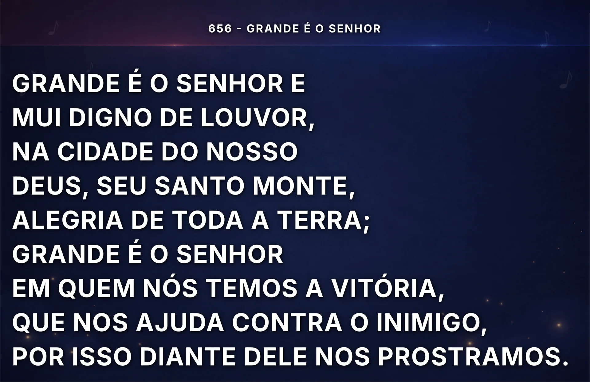 Telão em tela cheia no modo Padrão: título do louvor no alto e a primeira estrofe em letras grandes sobre o fundo do culto.