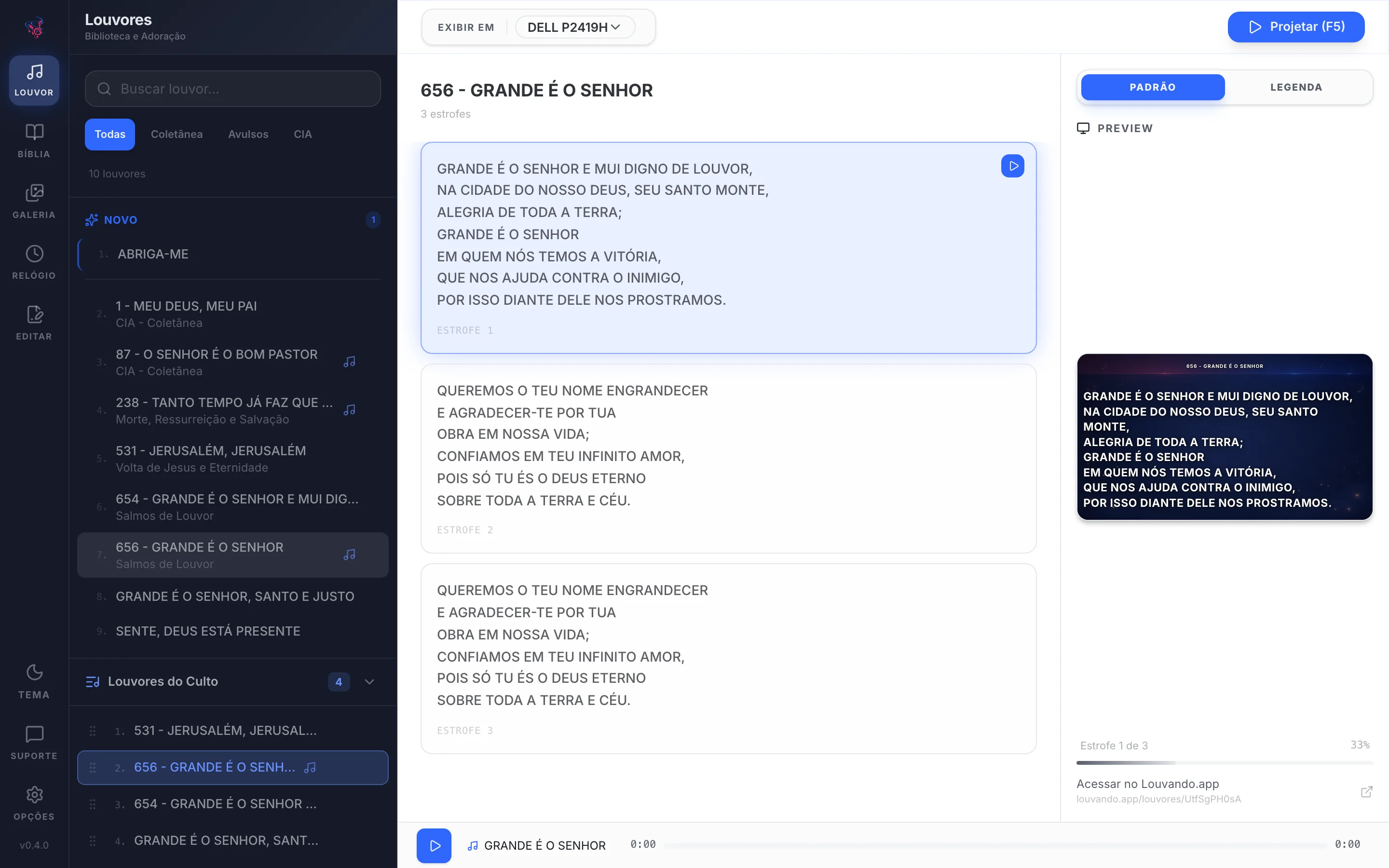Janela principal na aba Louvor, com a barra de abas à esquerda, a lista de louvores e o culto, os slides de um louvor no centro e a prévia do telão à direita.